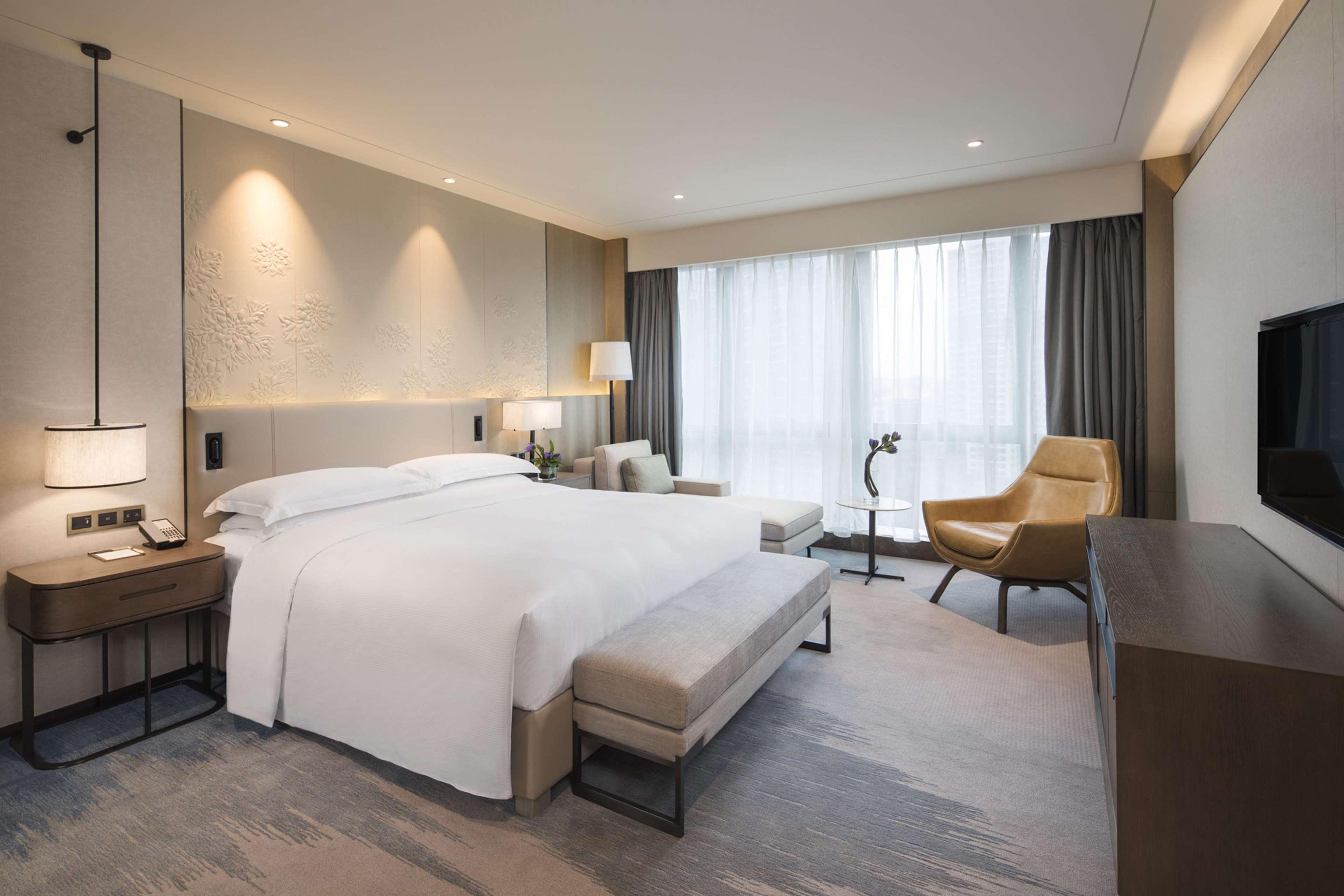 Doubletree By Hilton Shenzhen Longhua: Central Location Near Metro & Attractions Exterior photo