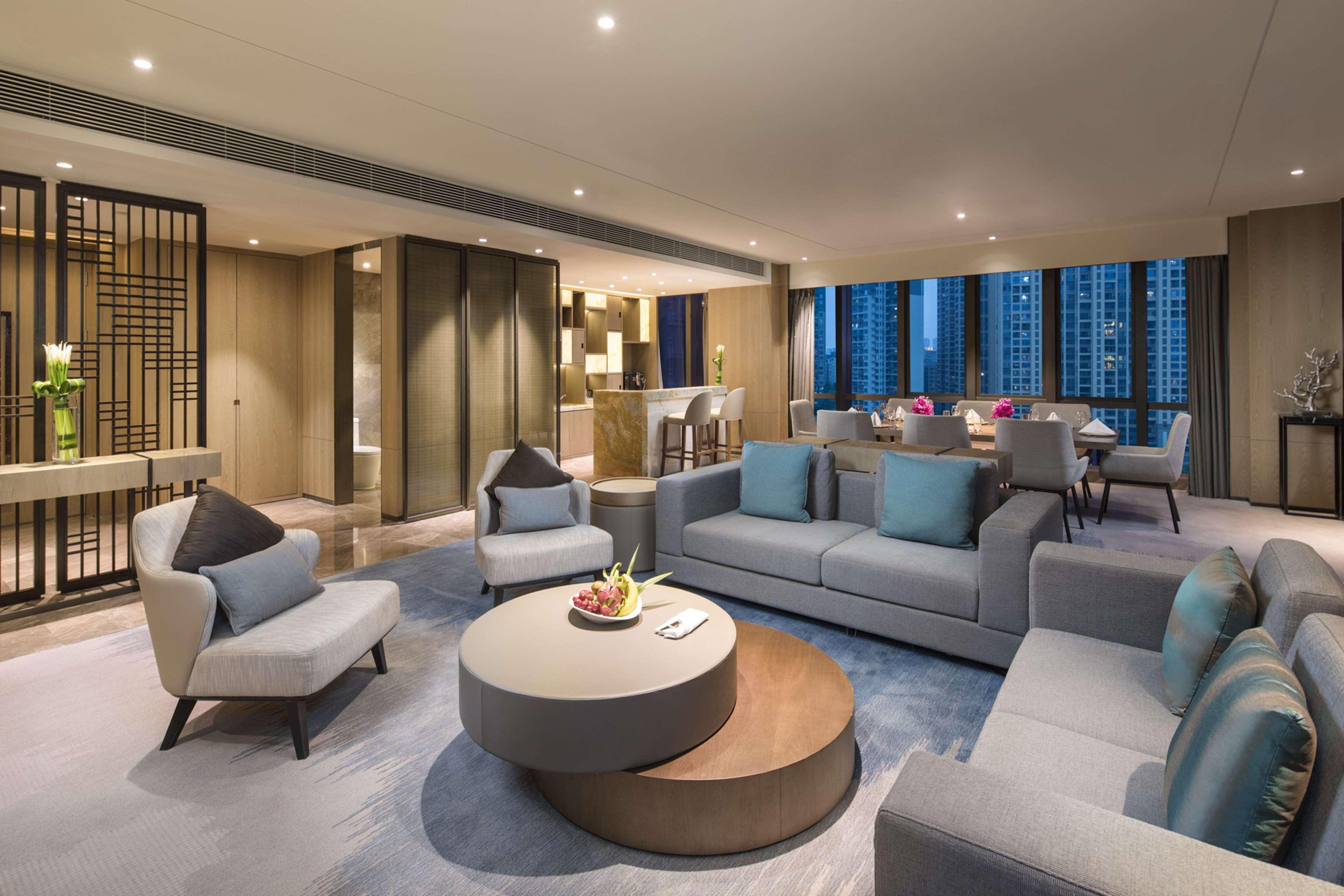 Doubletree By Hilton Shenzhen Longhua: Central Location Near Metro & Attractions Exterior photo