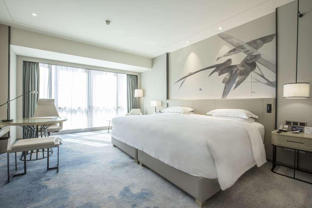 Doubletree By Hilton Shenzhen Longhua: Central Location Near Metro & Attractions Room photo